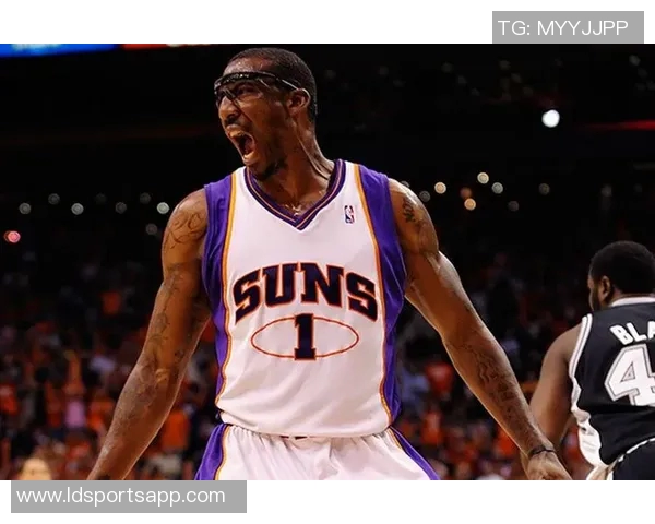 小斯重返赛场展现壮实身材太阳揭幕战再现昔日小霸王风采